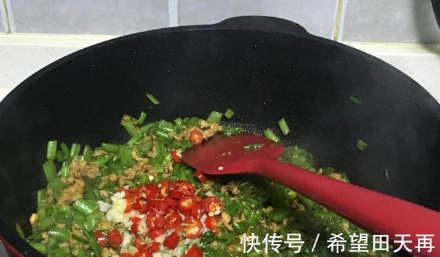 菜梗|7月，这碱性蔬菜可多吃，2块钱买1大捆，去叶留菜梗一炒，真爽脆！