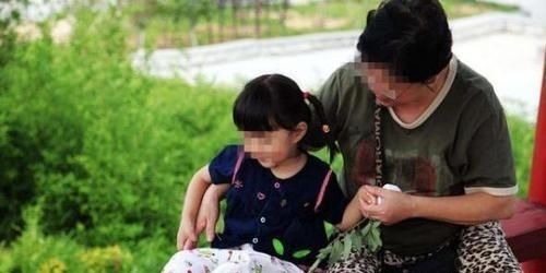 宝妈|孩子摔倒在地赖皮不起,奶奶的'神操作',网友:隔辈育儿典范