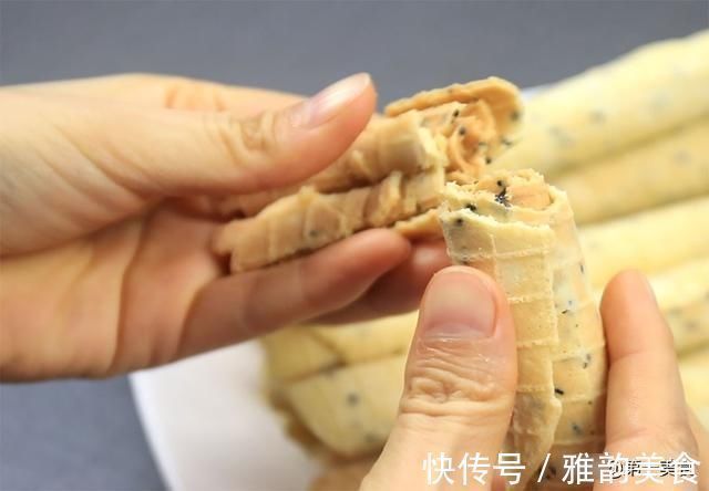 鸡蛋卷最简单的做法,4个鸡蛋,1碗面粉,一摊一卷,快速成形