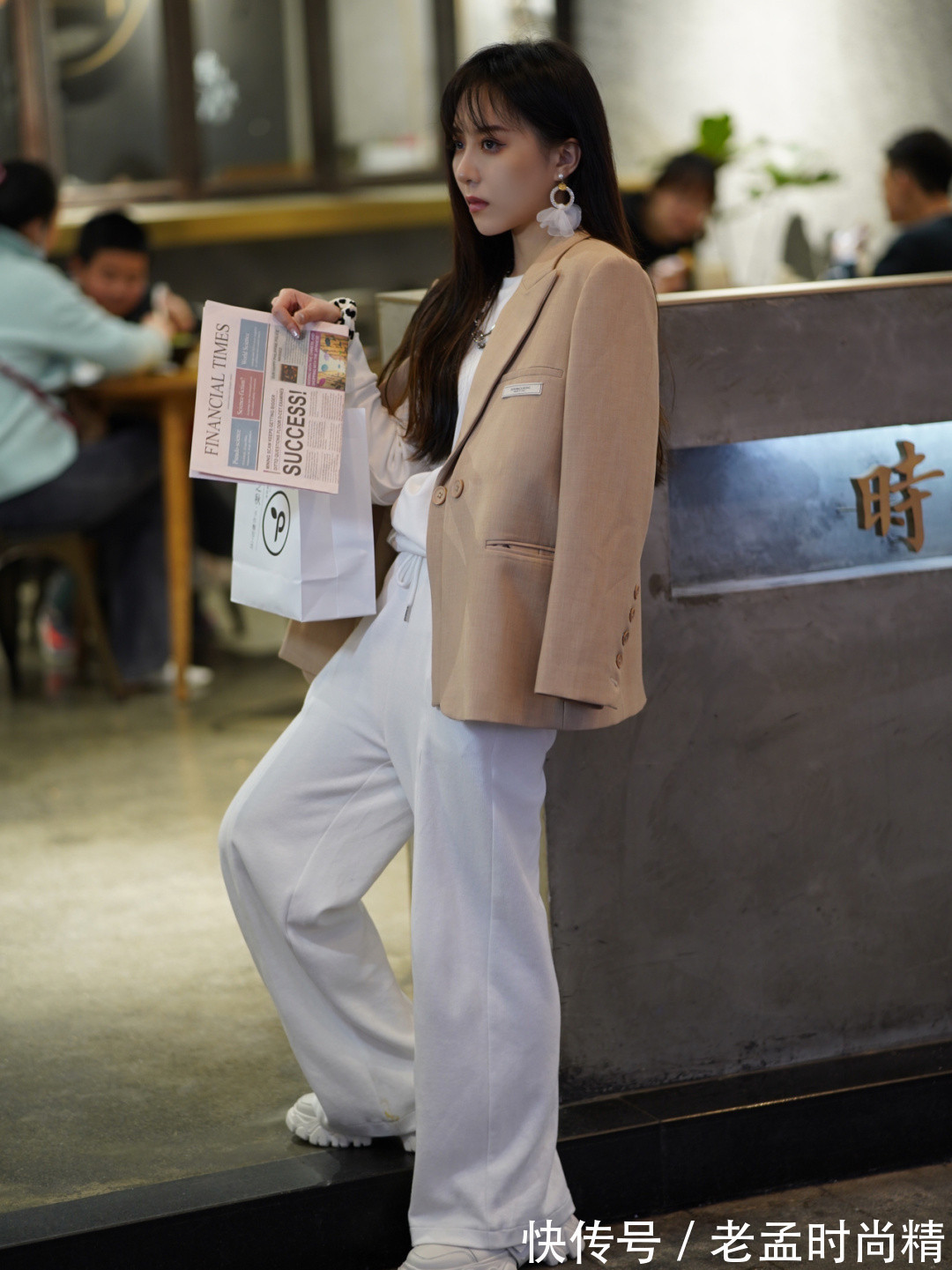 美女|气质美女爱街拍, 白色衣裤配淡黄外套, 光彩照人