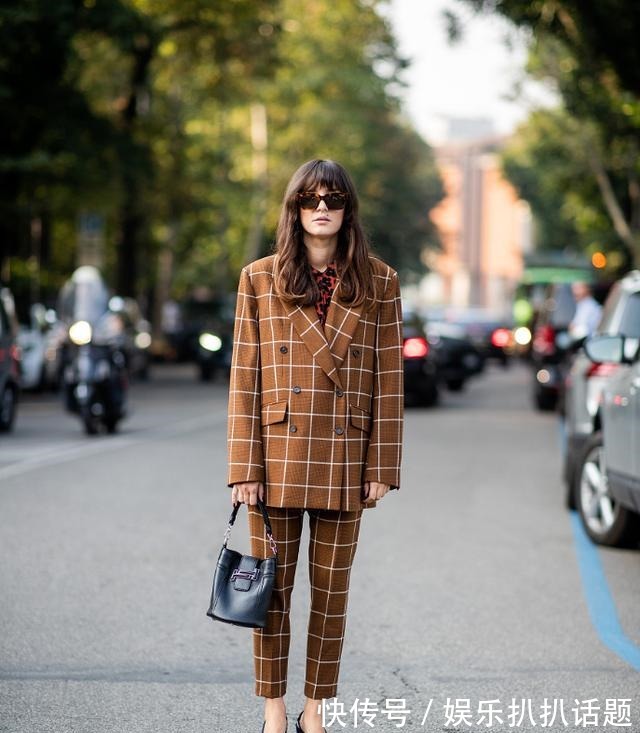 流行色彩 中年女人秋天别总穿一个颜色,不如试试这4种流行色彩,高级洋气!