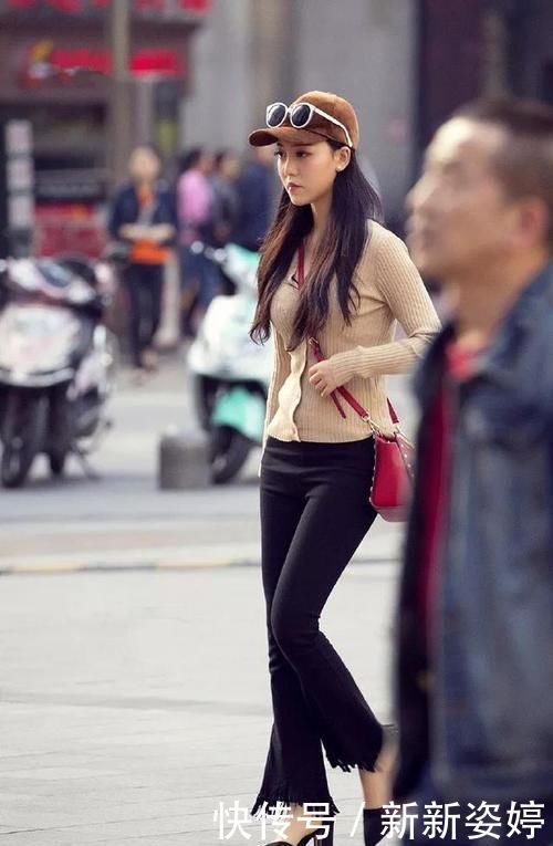 美女脚上踩着一双裸色的尖头高跟鞋,能够很好的延伸她脚部的曲线