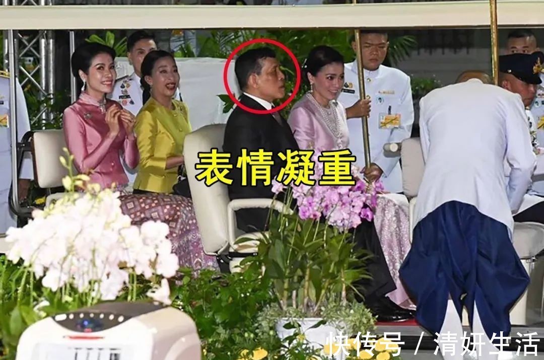 表情|68岁泰王玩“心跳”，首次带两位娇妻坐电动车，表情凝重太紧张了