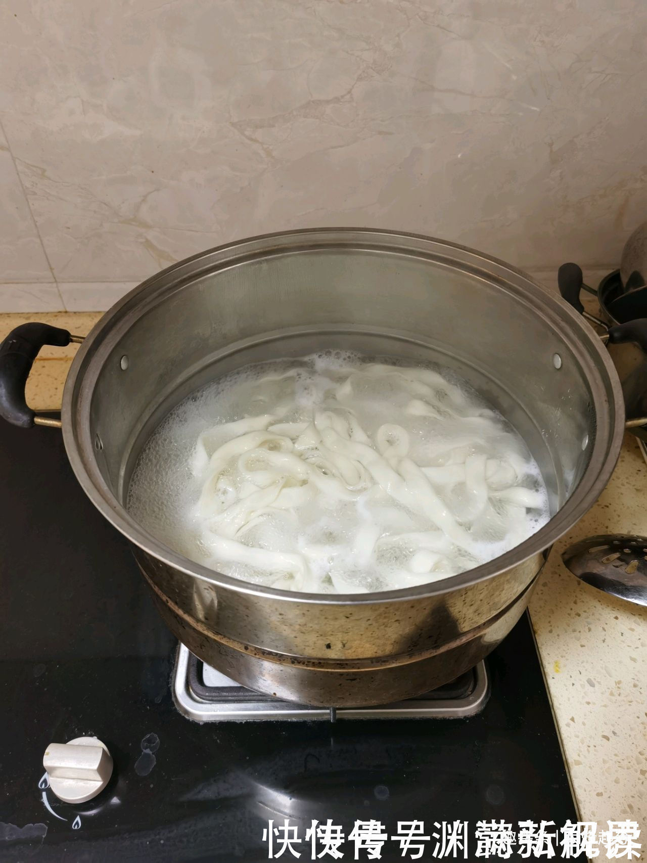 地道油泼面的做法,面条劲道,香辣美味又开胃,大人孩子都爱吃