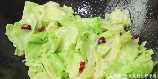 炒包菜，万万不要直接下锅，多加1步，包菜鲜嫩爽脆，比肉还好吃！