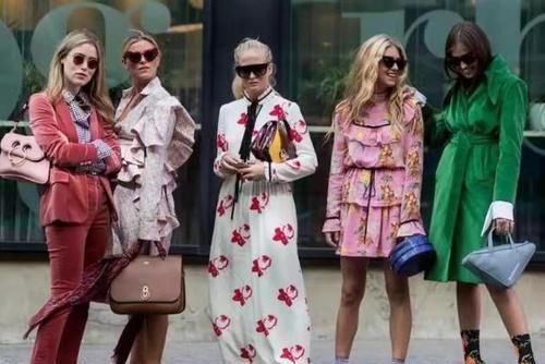 女人不管多大年龄，穿“裙子”别错过这3个颜色，显白百搭还洋气