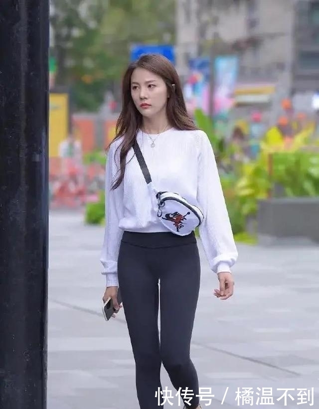 美女|脱下短裙,打底裤在修身上更“吃香”