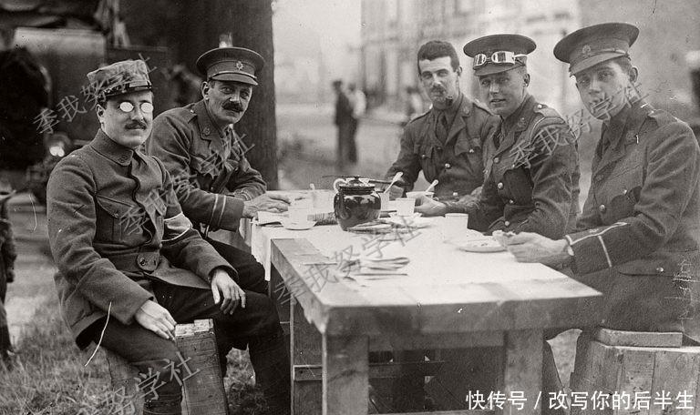 一战|一战经典瞬间 残酷的战争中 英军在前线戴着防毒面具踢足球!