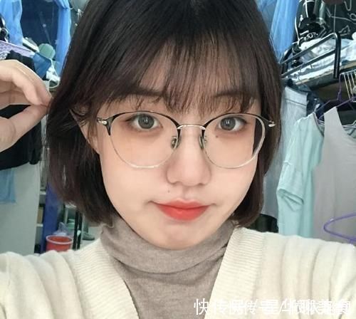 小姐姐 大圆脸“发型避雷”:齐刘海土气显脸大,大波浪让脖子更短