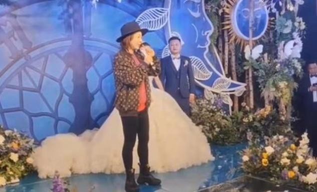 马丁靴 孙悦出席侄子婚礼,穿4万外套似土豪太太,变成主角太抢新娘风头