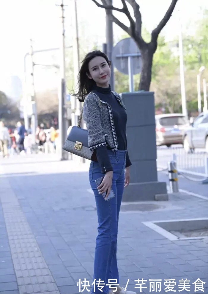 映日荷花颜,摇曳芙蓉姿,蓝色喇叭裤配绒毛针织上衣的靓丽穿搭