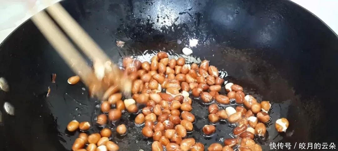 花生|油条怎么做才最好吃吗,加半斤花生,不吃面食的孩子也说香,好吃!