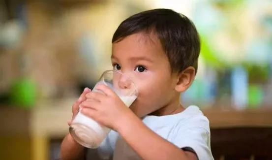 生长激素|7岁男娃,连续2年坚持喝睡前奶,后来他有什么变化?