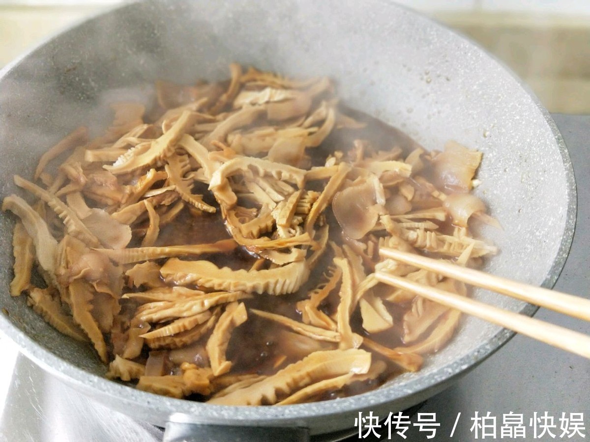 腌笃鲜|笋干简单又好吃的做法，和咸肉青椒一起炒，鲜美下饭，太好吃了