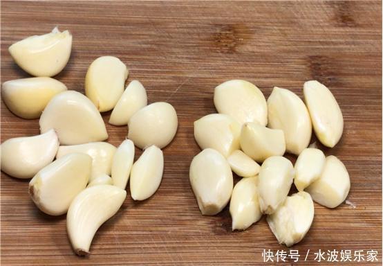 原来大蒜身上有个“小机关”,轻轻一捏,蒜皮就能轻松脱落,实用