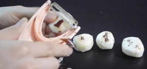 去皮|荸荠去皮原来这么简单,教你新办法,轻松剥出完整荸荠,太实用了