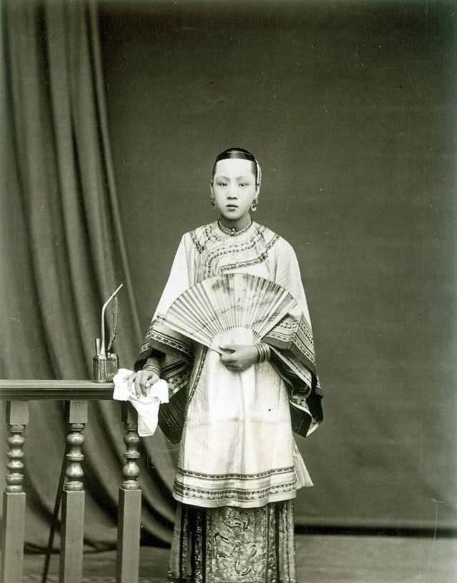 重臣|晚清重臣李鸿章罕见照片,三位妻子个个貌美如花,都看过的人不多