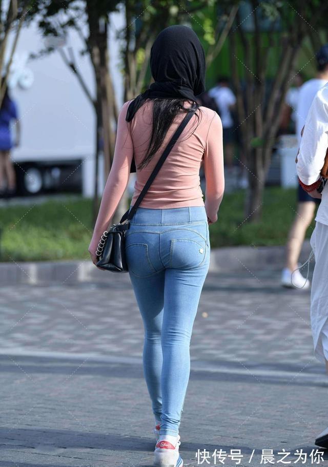 皮衣 优雅的瑜伽裤端庄大方，露出迷人的小臂肌肤，风采洋溢