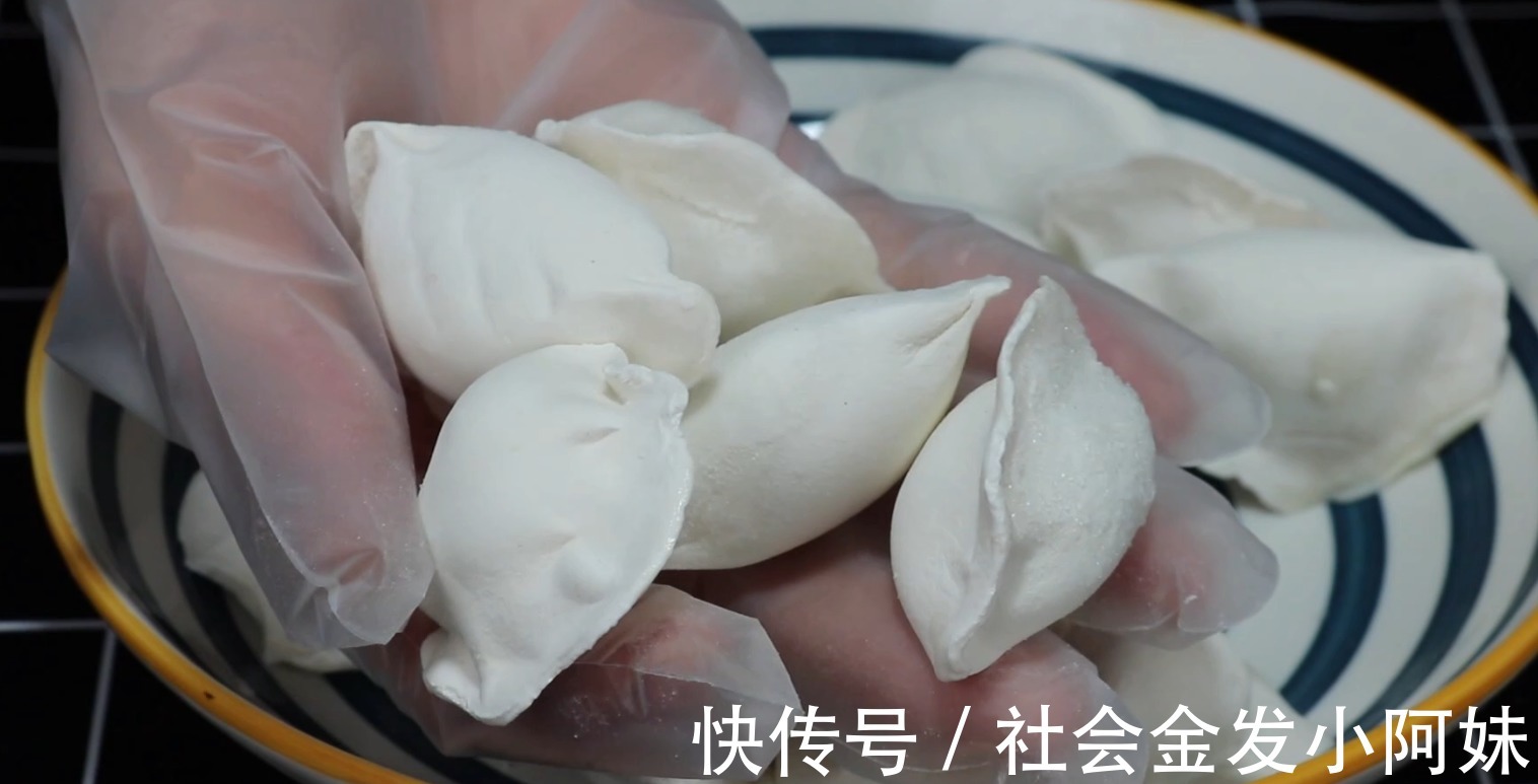 好吃|煮速冻饺子，冷水和开水下锅都不对，教你一招，饺子不破皮又好吃