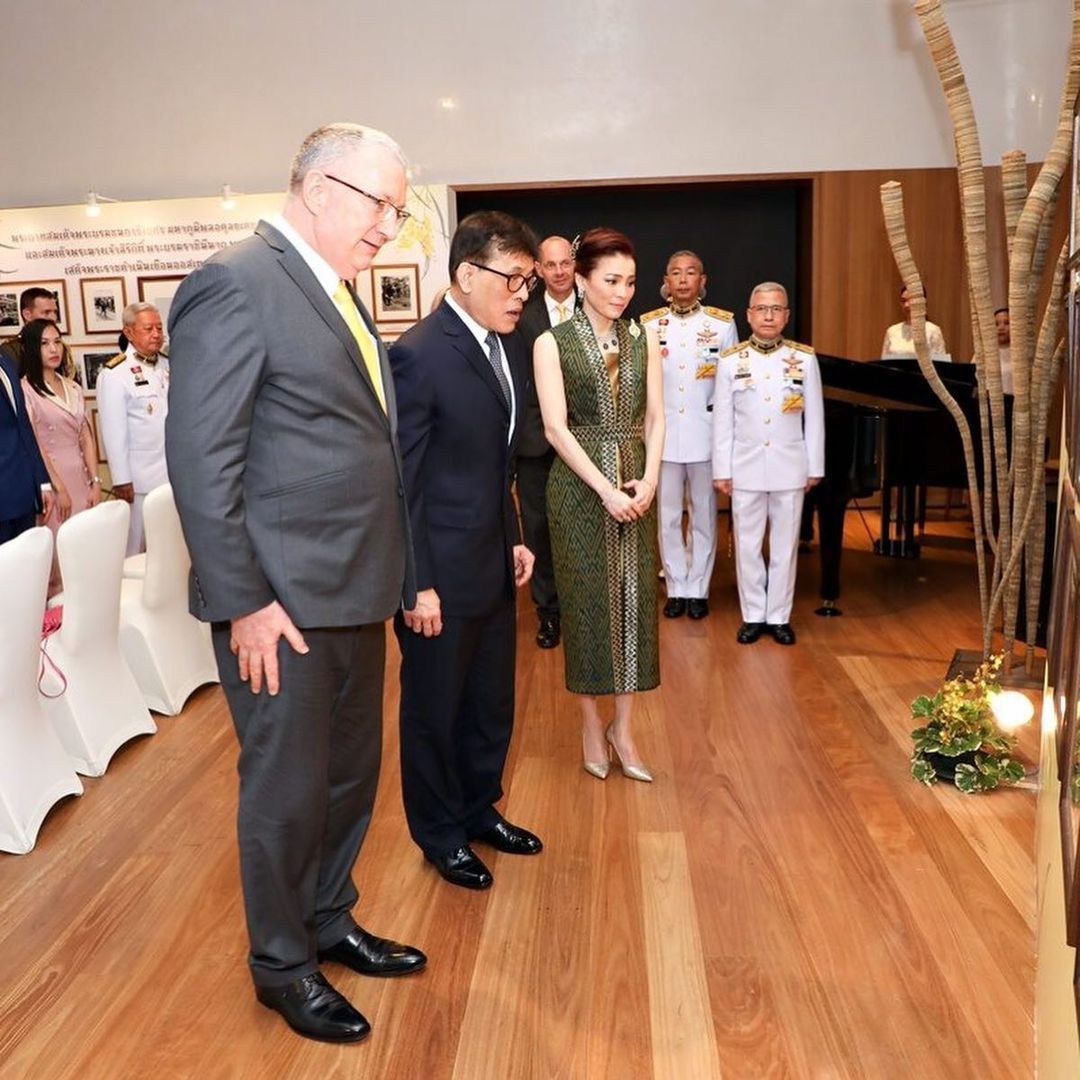 苏提达穿出新意,陪泰王接见外宾全程用外语交流,国宴上出尽风头