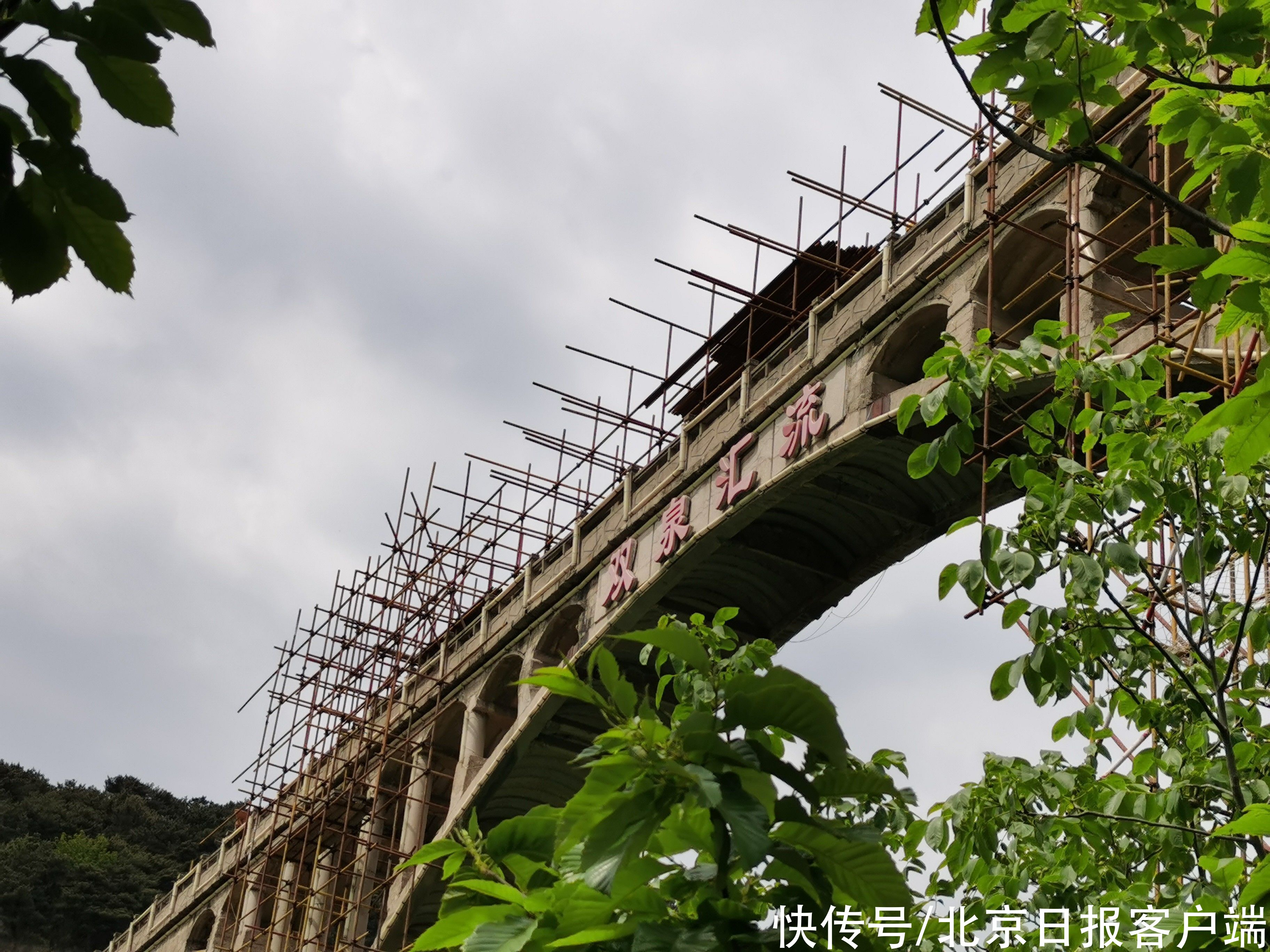 空中大桥|慕田峪景区入口，这座“空中大桥”原来是输水用的