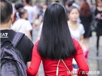 青春活力|街拍貌美肤白的小姐姐,秀出青春活力范,养眼又好看