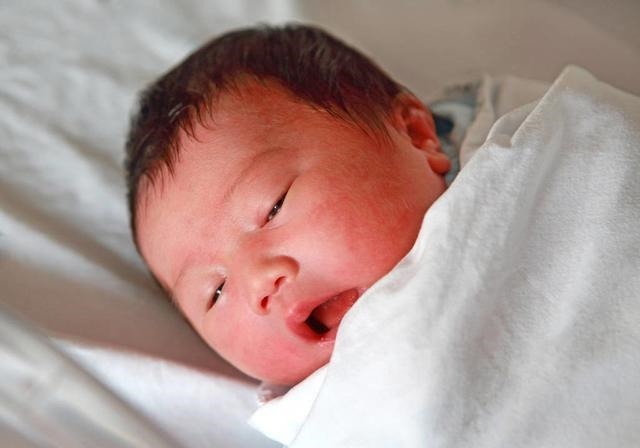 宝爸|月嫂犯困,出生2天新生儿摔出脑出血,负责人:孩子住医院舒服