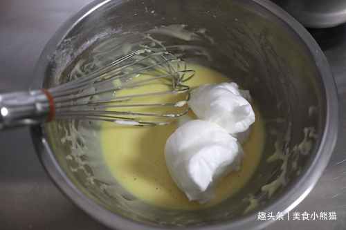 教你制作原味戚风蛋糕卷不裂不粘方法,步骤详细,保证你一学就会