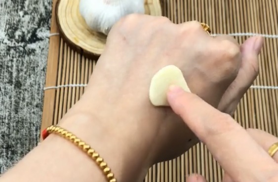 大蒜|大蒜放耳朵里太厉害了，10个人9个不知道，学完都会感谢我