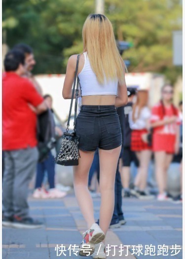 牛仔短裤|白色短打T恤搭配牛仔短裤，独特新颖，潮流个性