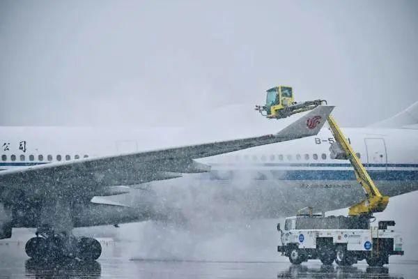 除冰剂|航空科普｜飞机如何除冰？为什么总要坐在飞机上等除冰？