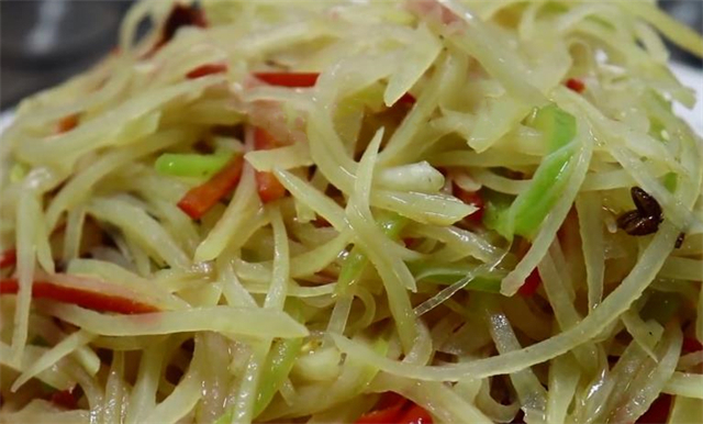 炒土豆丝时，最好不要直接炒，教你正确做法，口感清脆超好吃