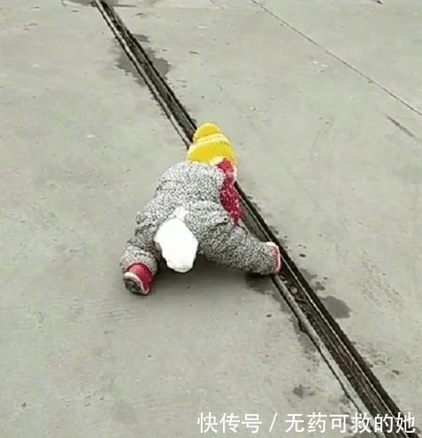 举动|宝宝走路火了,路上碰到裂缝的举动太滑稽,网友:稳重型宝宝