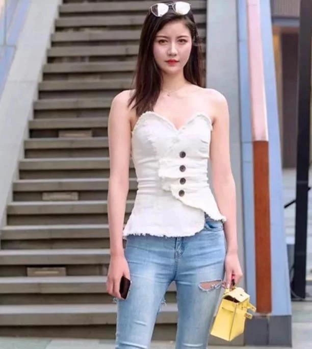 街拍:肤如凝脂的美女,吊带上衣配牛仔裤,时尚气质十足