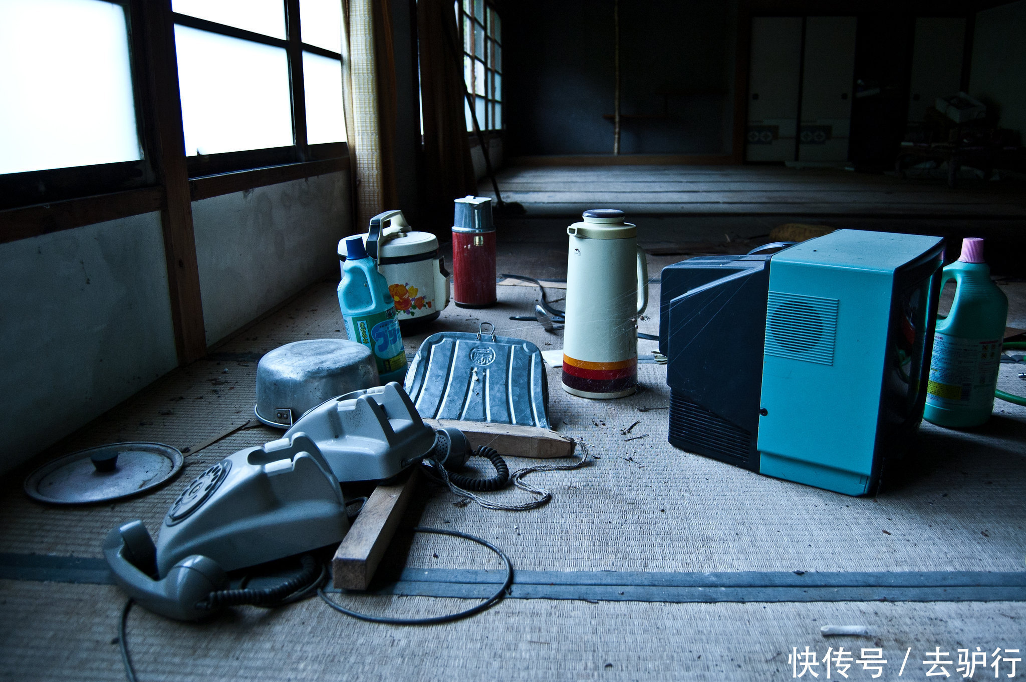 中年|荒废的日本百年小镇:配置火车学校,却被居民抛弃在山谷中