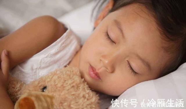 男孩子|爸爸“左拥右抱”两个女儿入睡,镜头转到儿子时,妈妈瞬间急了