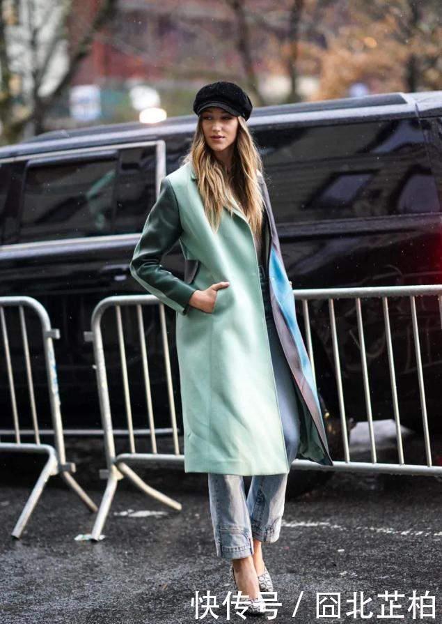 50岁的女人,过年最好少穿“红一套”!试试这3种穿搭,特优雅