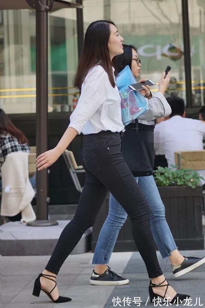 牛仔裤|牛仔裤配上T恤衫,经典的黑与白,帅气又不失温柔的美