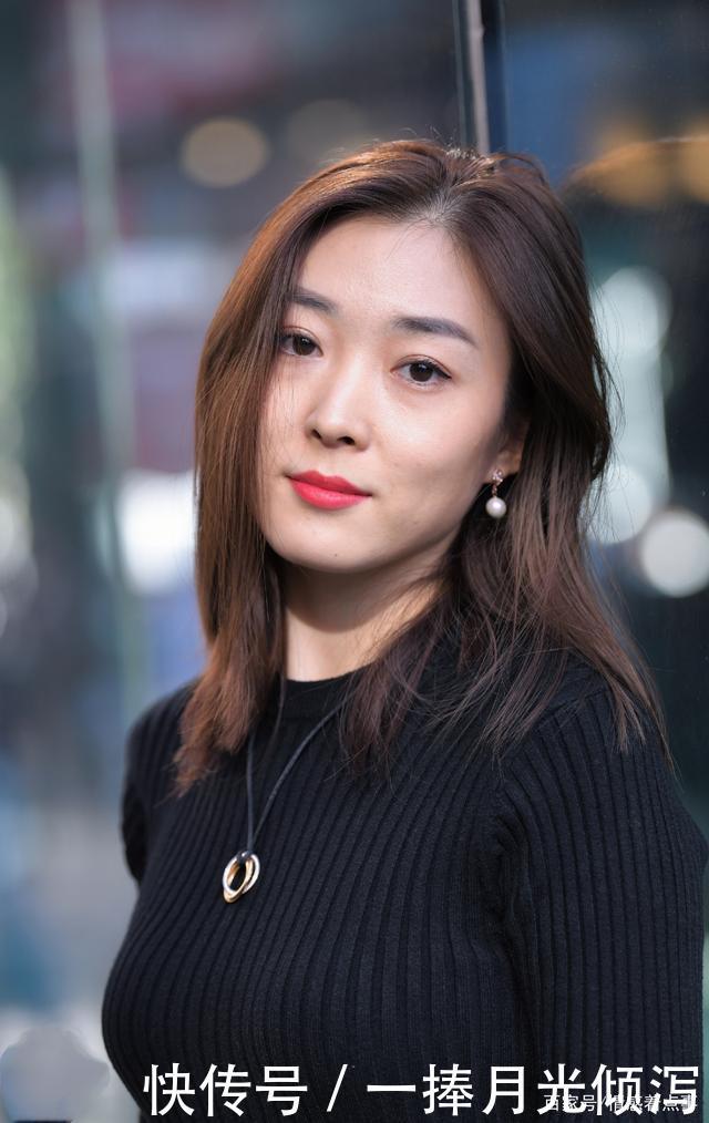 时尚穿搭黑色长袖包臀连衣裙，搭配高跟鞋，尽显淑女气质