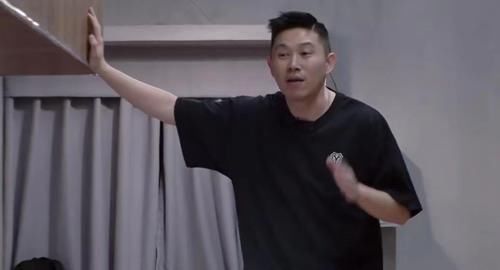 张淇|马赛克尊的“牺牲”,是《哥哥》给这位39岁歌手最体面的尊重