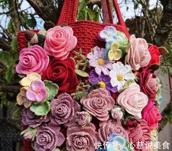 包包$55款超美的钩花包包,只要会钩不同的花,拼缝在一起,就能做出