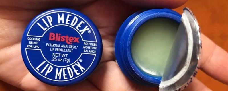 涂口红嘴唇干裂脱皮怎么办