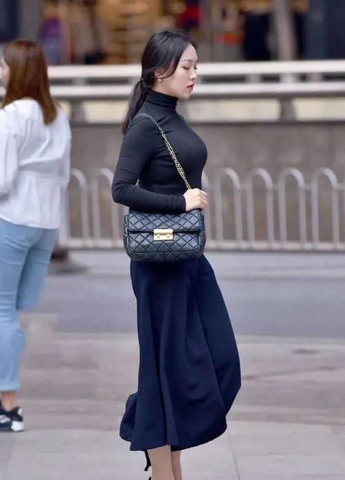 阔腿裤 高冷范的搭配,阔腿裤穿出了裙装的美,尽显少妇的性感身段