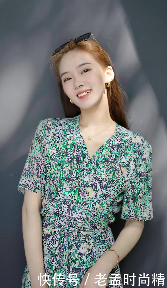 优雅|通勤装穿搭选择碎花连衣裙,举手投足中带着优雅与美好