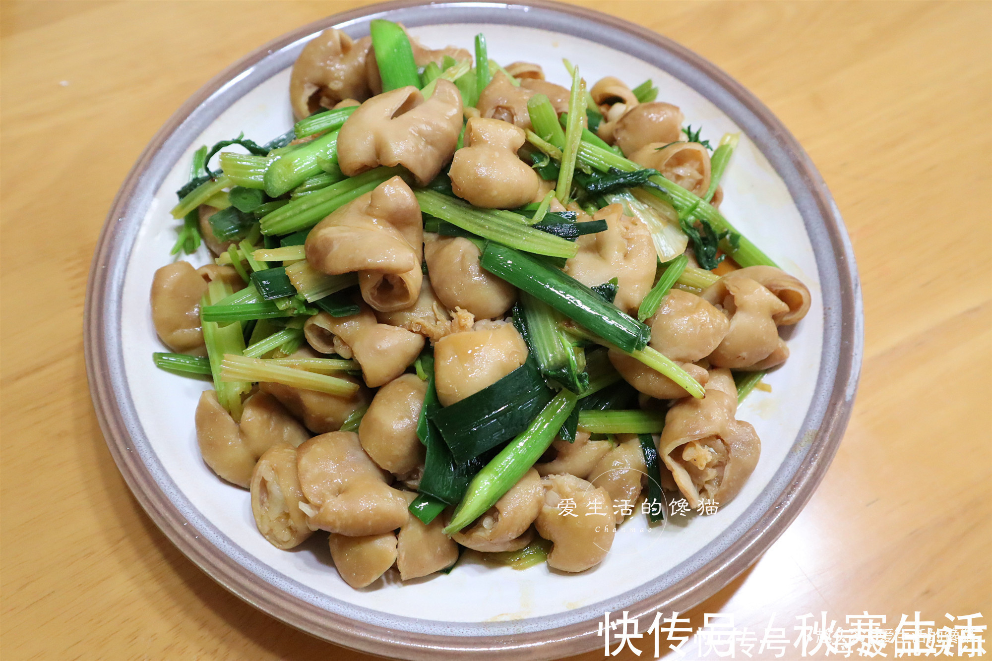 一家四口的饭菜，晚餐不将就，花得不多吃得香，每顿饭菜吃光光