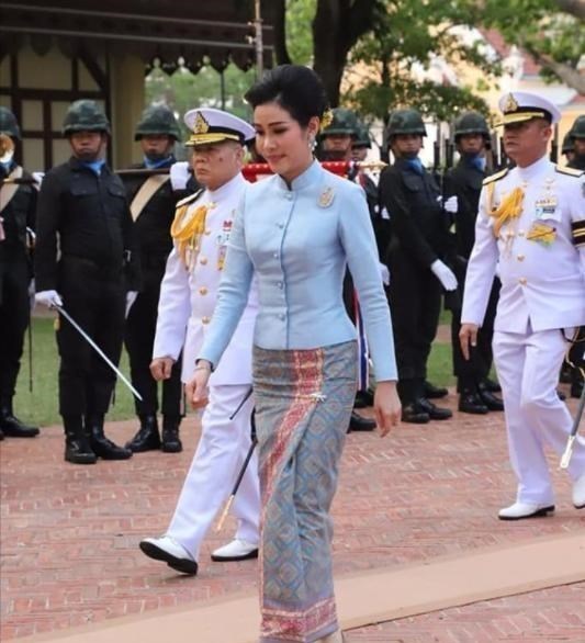 蓝色|诗妮娜也节俭, 同一件清爽蓝上衣多次穿, 换条半身裙依然美得闪耀