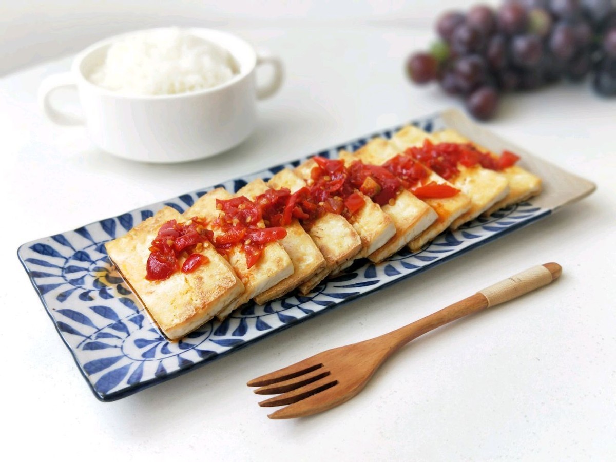 豆腐和剁椒的完美搭配，做法简单，香辣开胃，好吃到停不下来