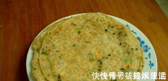 柔软|这是我见过最简单的烙饼，一擀一折，有菜有蛋，柔软筋道真解馋