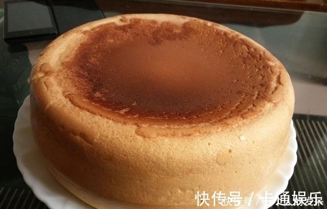 蛋糕|电饭煲蛋糕 起的非常高，材料只需4样 可香了松软好吃