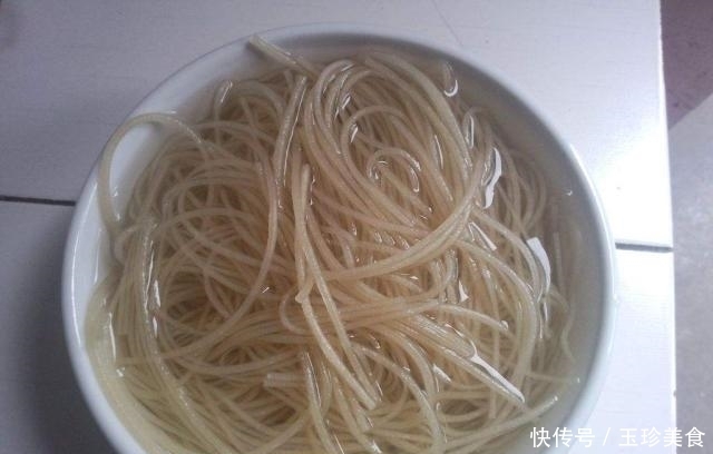 在家里吃火锅,这“4种”美食不要忘,火锅的“灵魂”所在